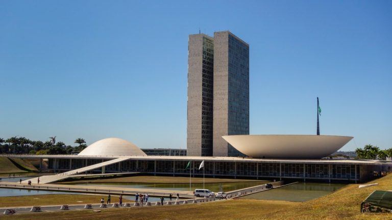 Brazil cấm cá cược trực tuyến trước bầu cử, giữ lại 492 triệu USD phí cấp phép