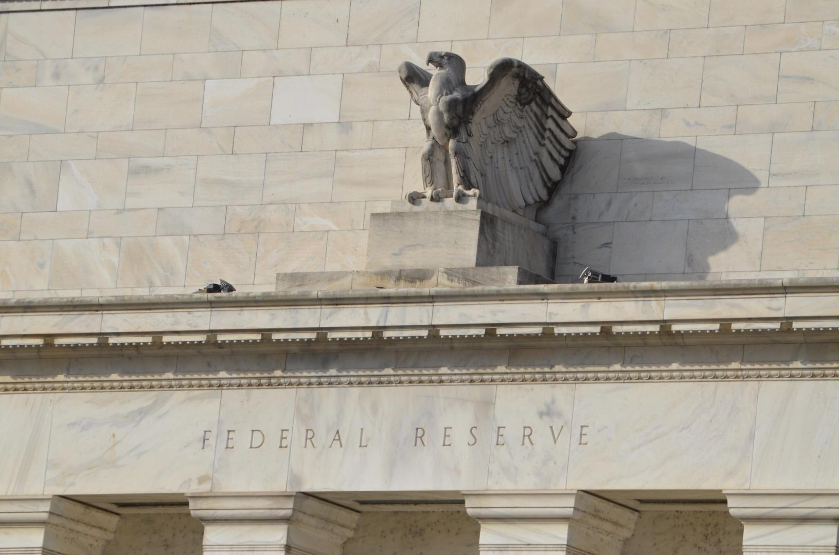 Bitcoin mất liên lạc với Dollar Index, chứng khoán Mỹ trước Fed