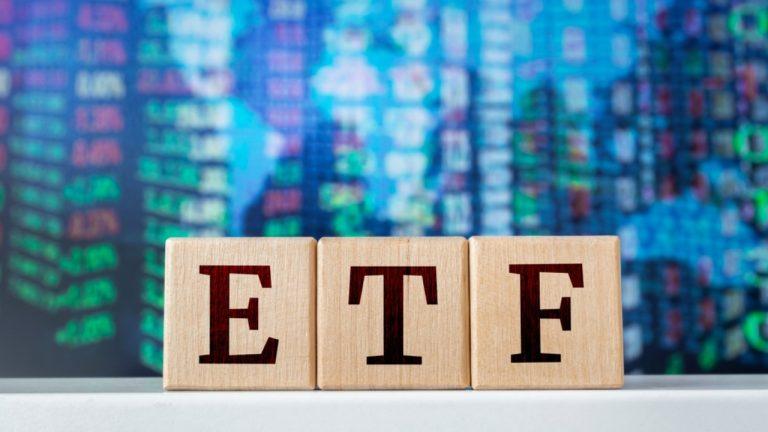Giá bitcoin giữ 82 nghìn đô la khi Blackrock dẫn đầu sự phục hồi của ETF