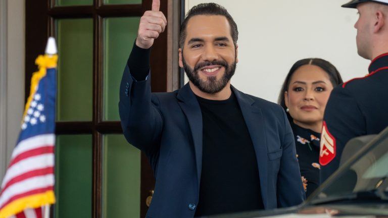 El Salvador bất chấp các điều khoản miễn trừ của IMF để tích lũy thêm Bitcoin hàng ngày