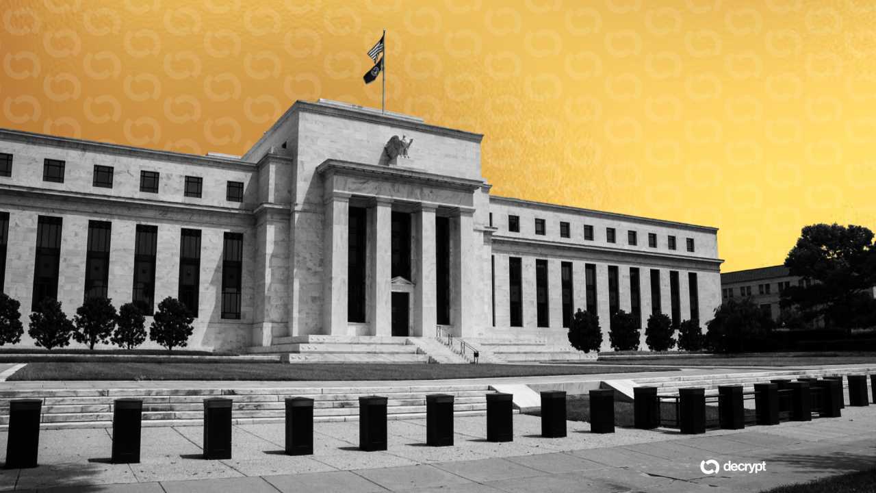 Fed tăng lãi suất lần đầu tiên kể từ năm 2023, Bitcoin tăng đột biến