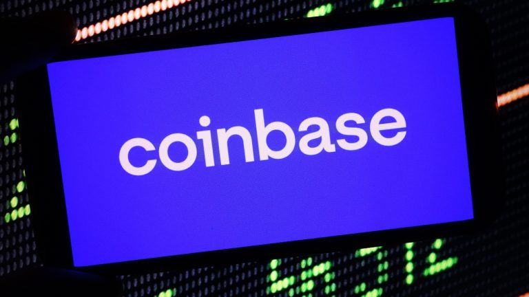 Nhân viên ngân hàng đã thu hút khách hàng, chuyển 932 nghìn đô la đến Coinbase với giá hơn 1 nghìn đô la