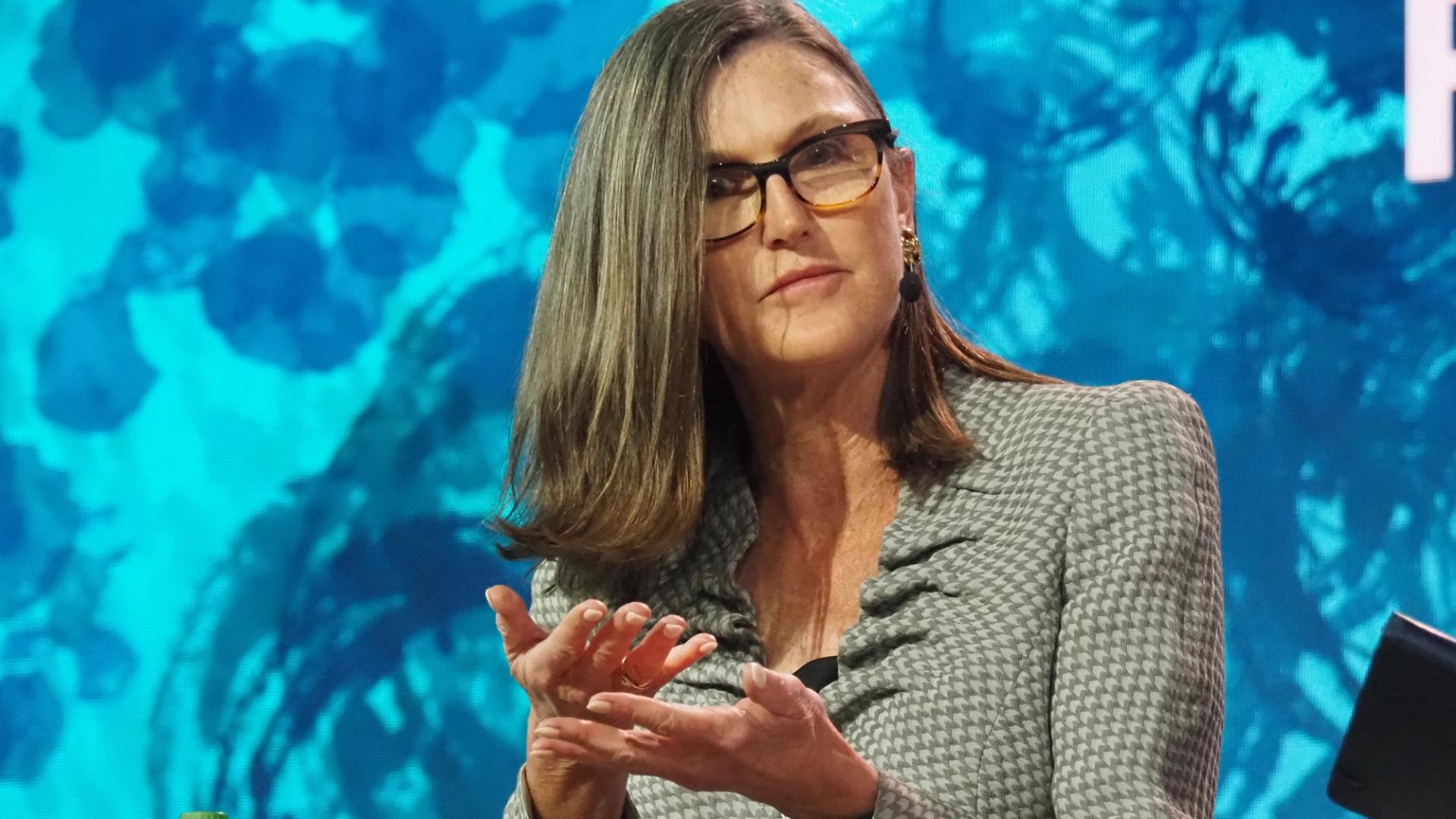 ARK của Cathie Wood hợp tác với Securitize để token hóa quỹ đầu tư mạo hiểm với OpenAI, cổ phần Anthropic