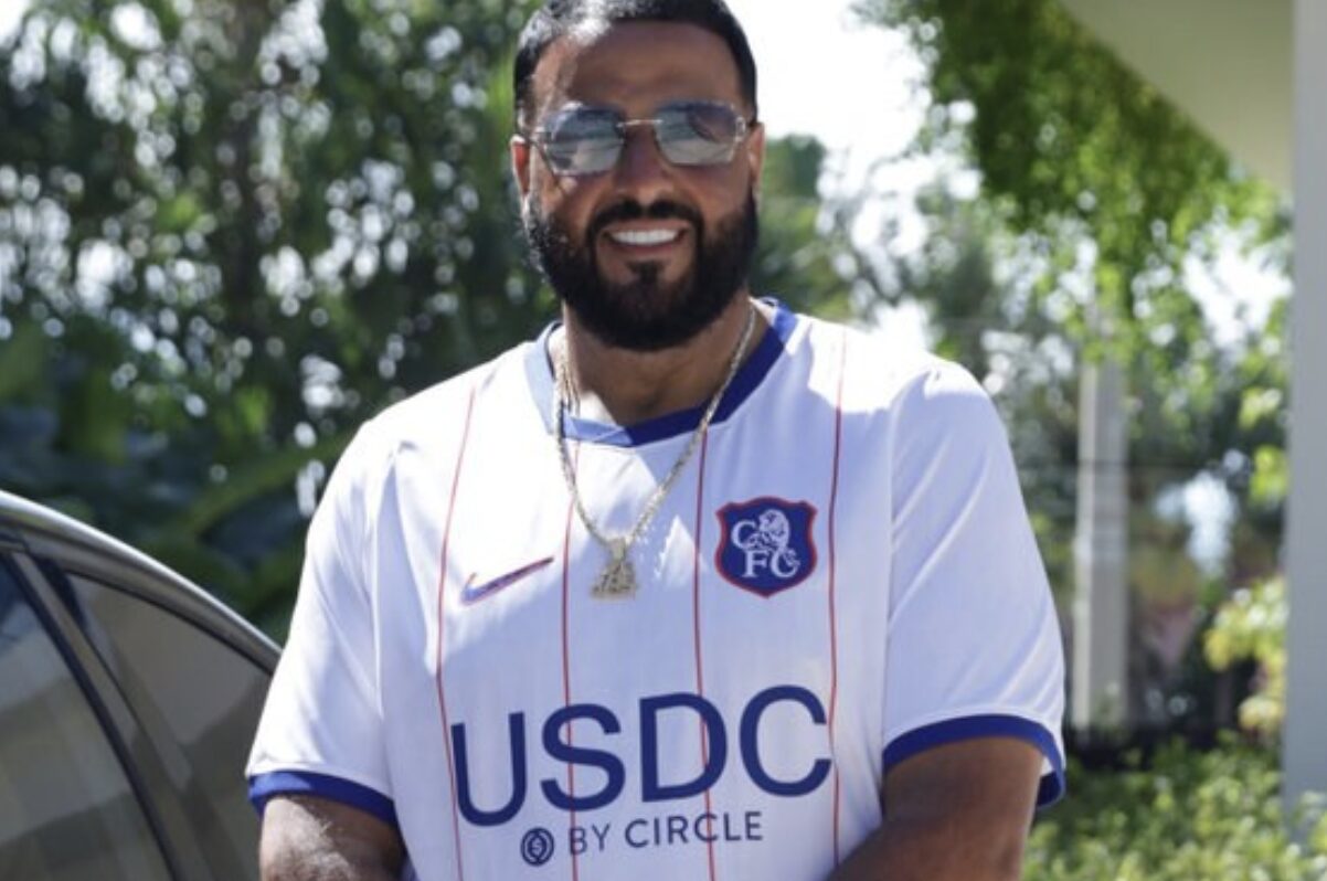 Sự tham gia của DJ Khaled vào tiền điện tử ngày càng sâu sắc hơn khi Circle đăng tải Rapper mặc áo sơ mi Chelsea mang nhãn hiệu USDC